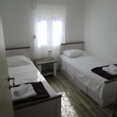 Lägenhet Familienwohnung 1 *